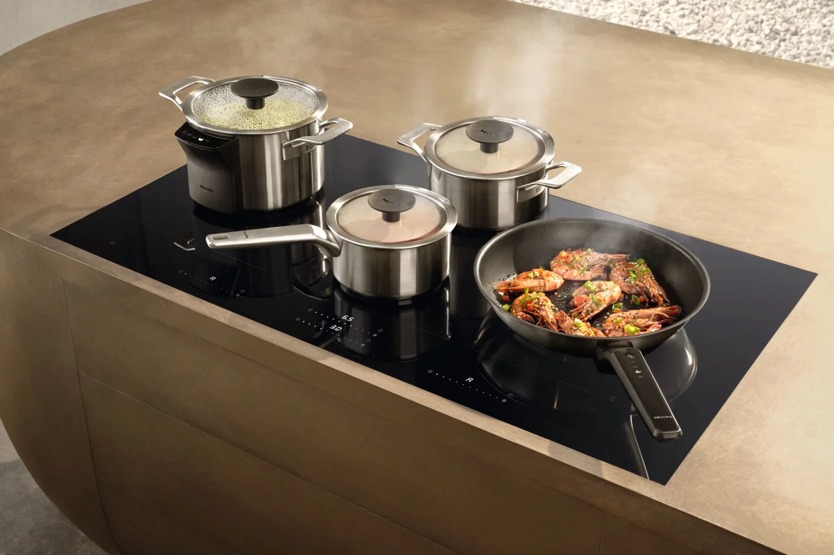 Miele KM 8000 PowerFlex - зоны нагрева без фиксированных конфорок, мощность до 7,3 кВт