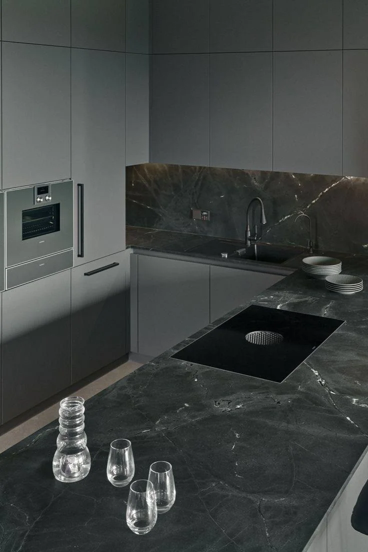 встраиваемая техника для кухни Miele в светлом интерьере - варочная панель, духовой шкаф, кофемашина, Москва Pro Import