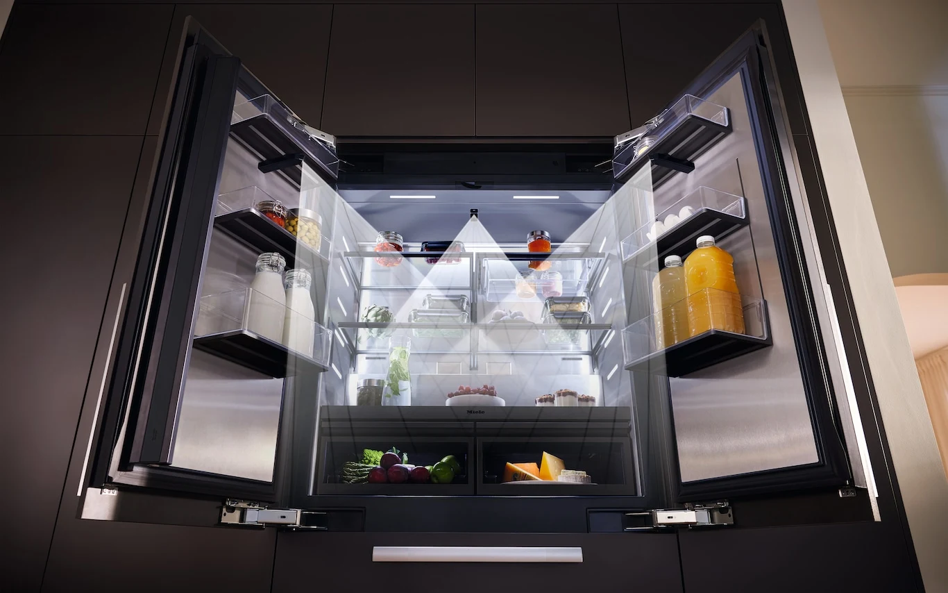 подсветка BrilliantLight Pro и отделка CleanSteel холодильника Miele MasterCool