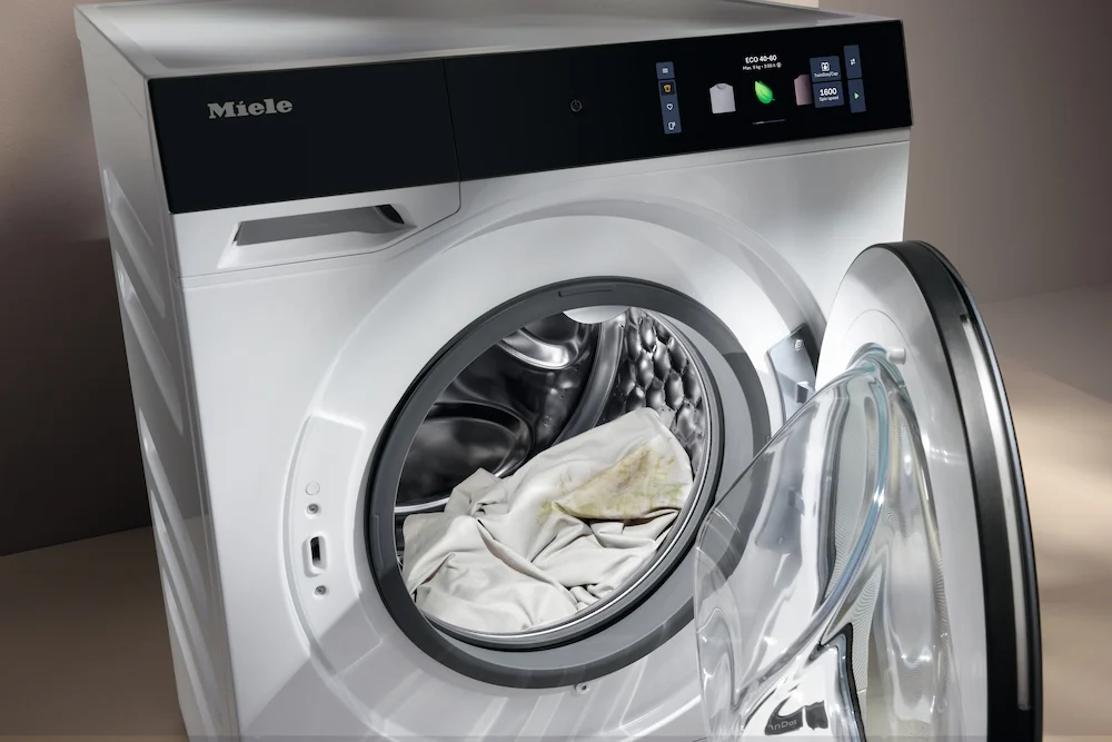 загрузка стиральной машины Miele: открытая дверь и автоматика FlexLoad