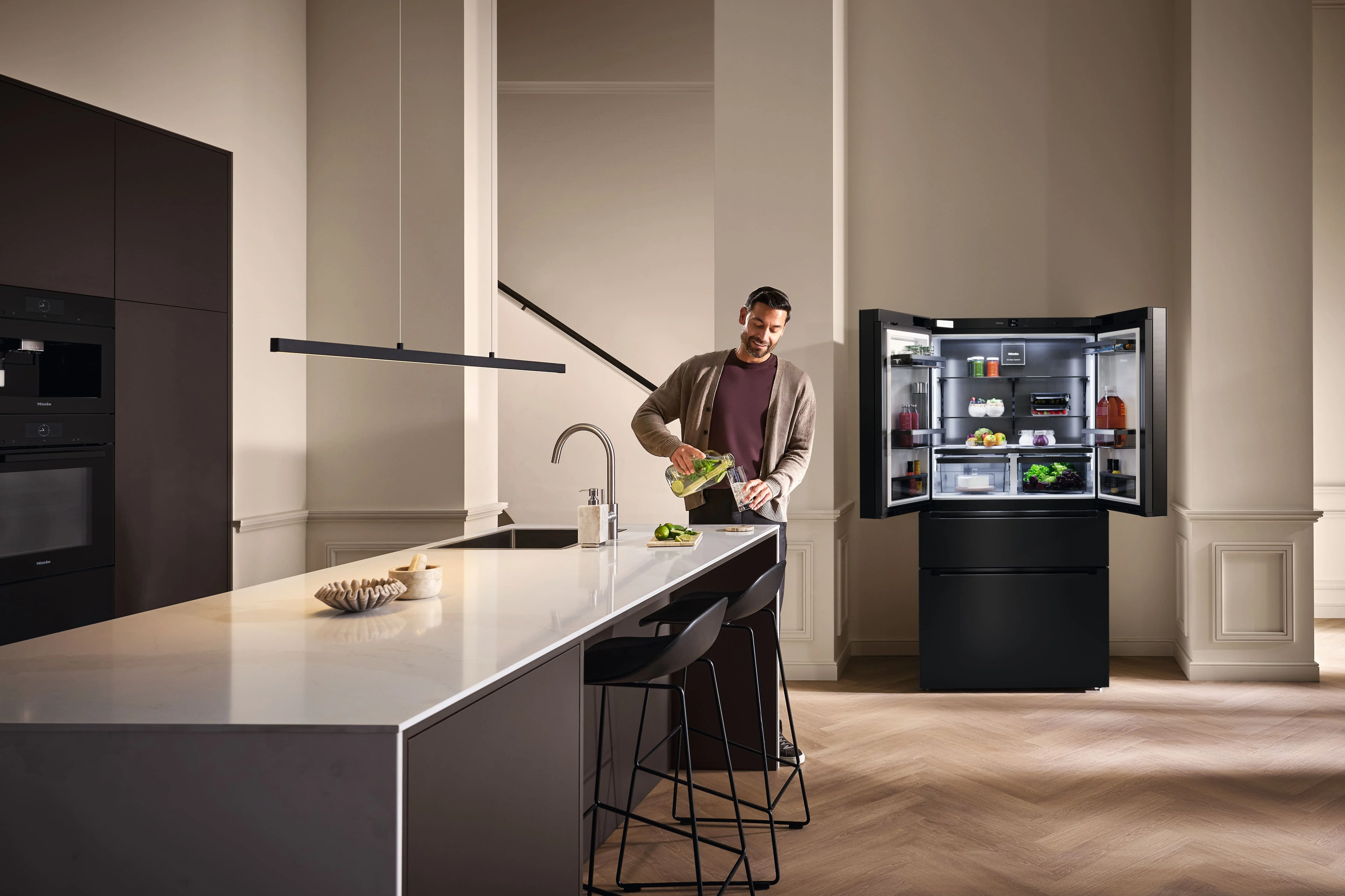 черный отдельностоящий холодильник FrenchDoor Miele на современной кухне