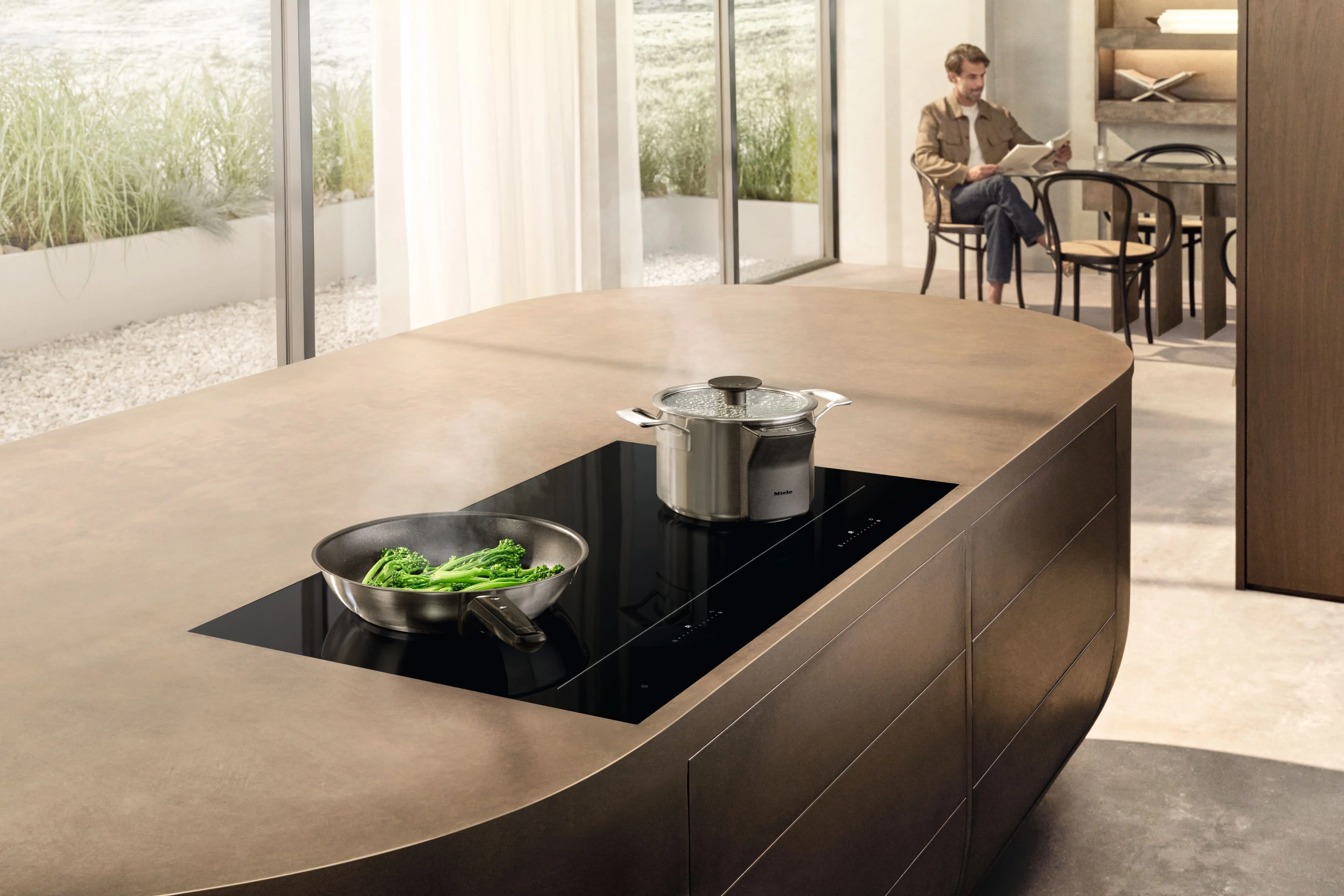 индукционная панель Miele KM 8000 на кухонном острове