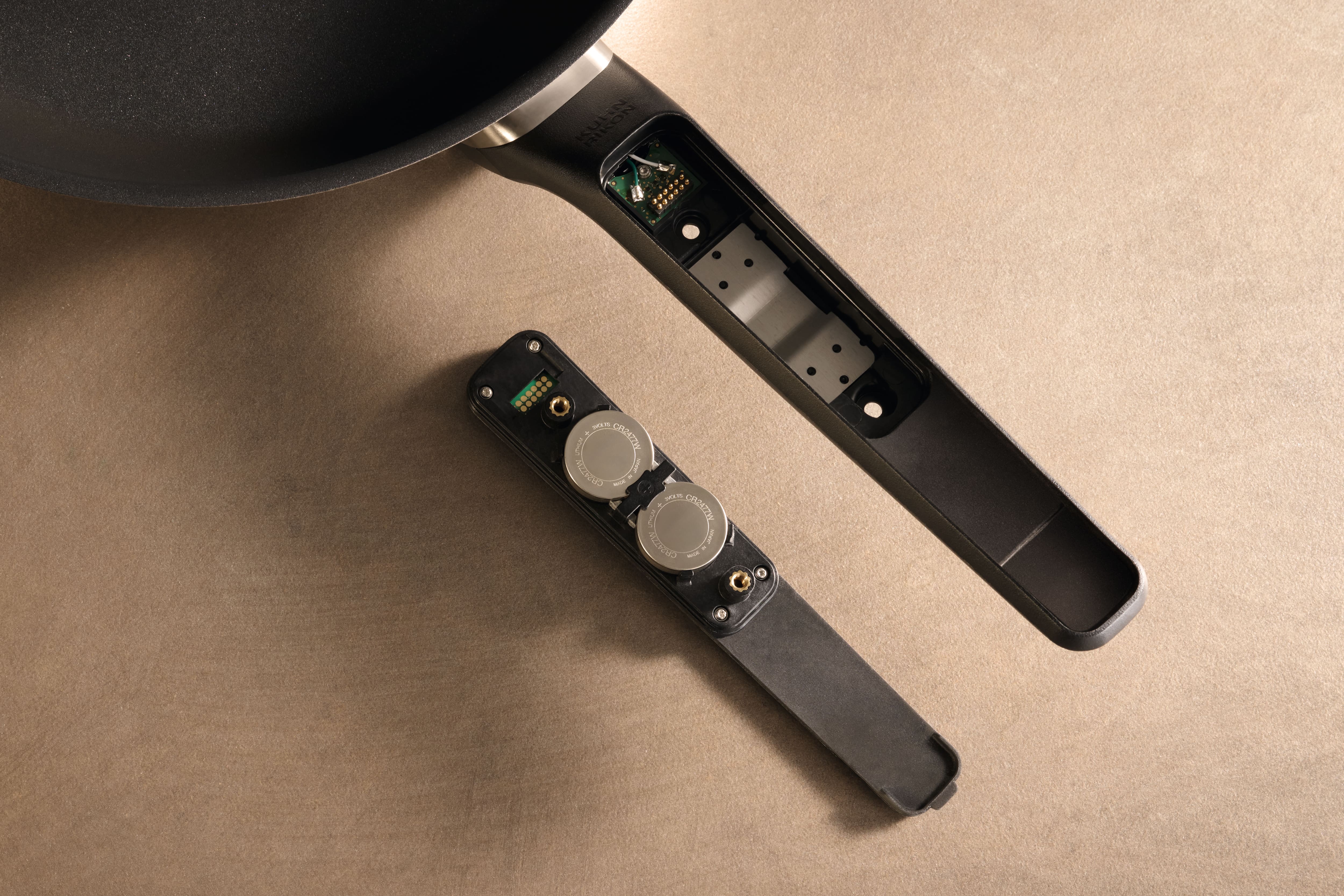 Сменный элемент питания Murata CR2477W в торце герметичной ручки посуды Miele M Sense