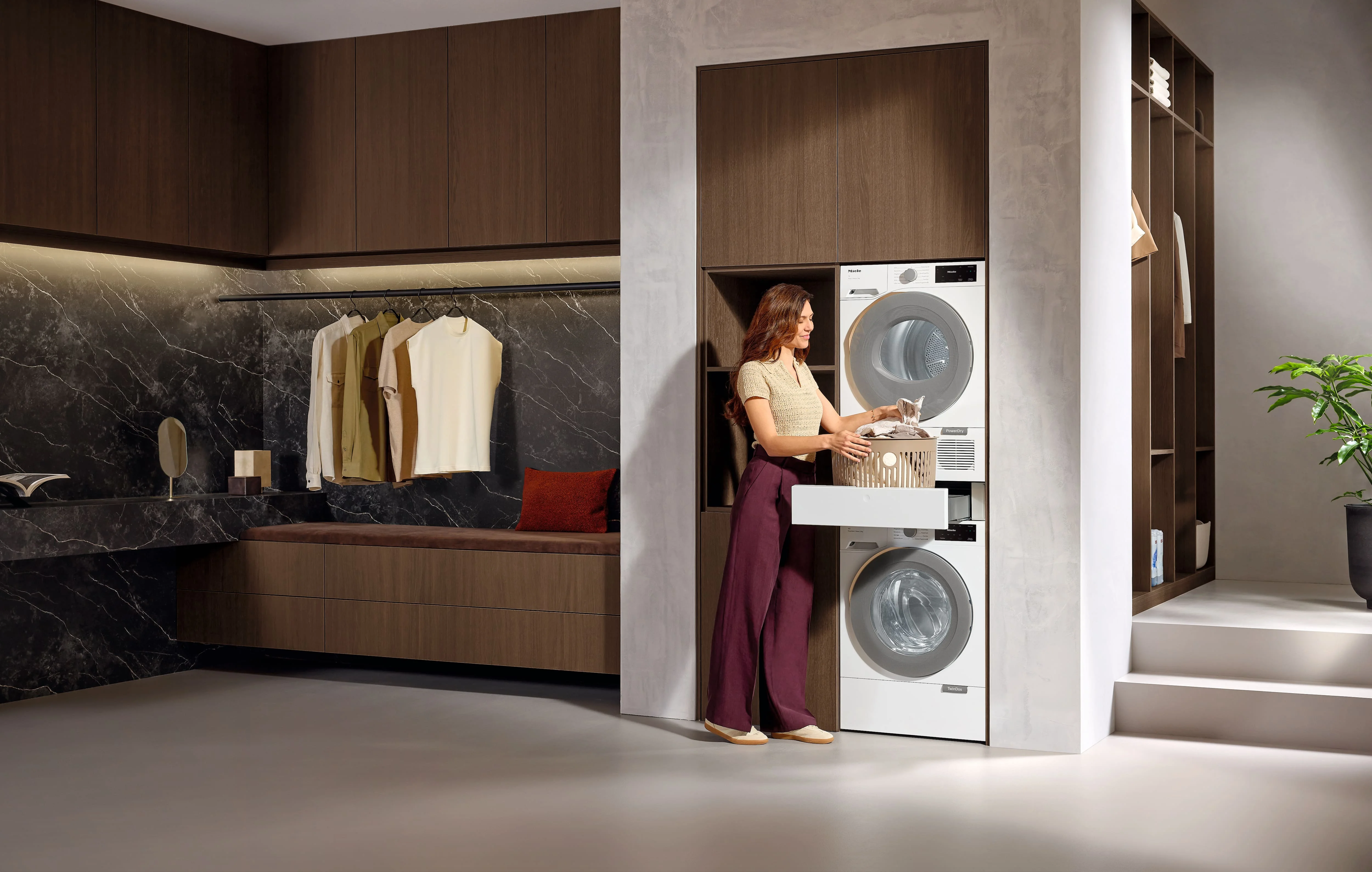 комплект стиральная и сушильная машина Miele W2 T2 колонна в интерьере прачечной